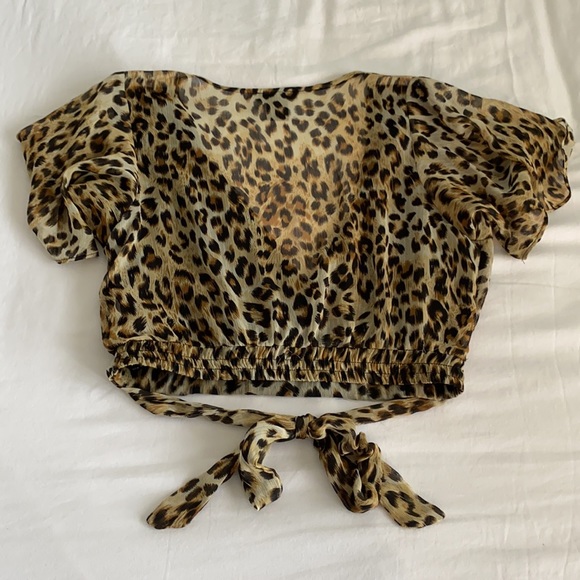 AQUA Leopard Crop Tie Blouse - Picture 5 of 10